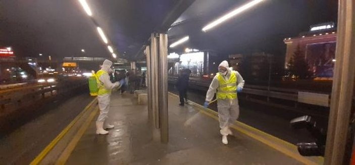 İstanbul'da metrobüs ve duraklar dezenfekte ediliyor