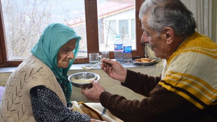 102 yaşındaki annesine büyük fedakarlıkla bakıyor