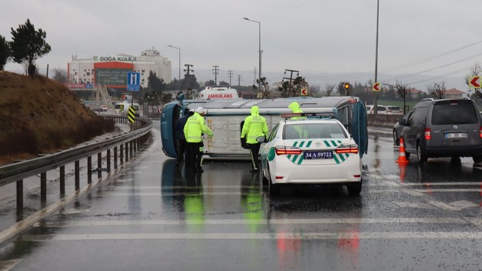 Büyükçekmece'de yolcu minibüsü devrildi: 2 yaralı