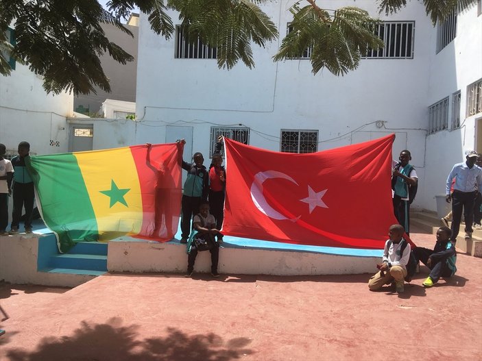 Senegalli çocuklar Türk askerleri için dua etti