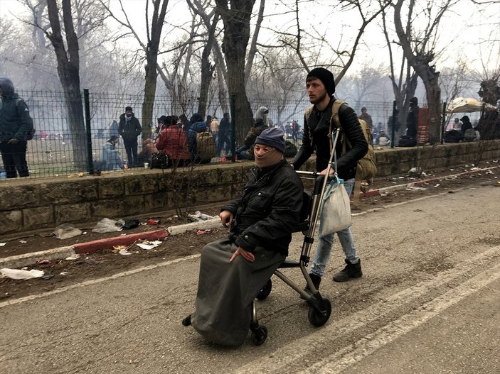Edirne Valiliği, engelli göçmene tekerlekli sandalye verdi