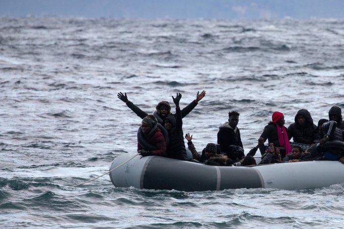 Midilli Adası'na ulaşan mültecilerin mutluluğu
