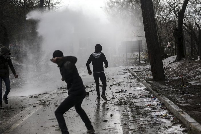 Yunan polisinden mültecilere saldırı