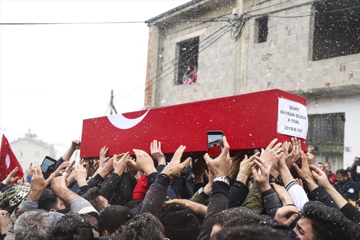 Şehit cenazesinde sosyal medya derdine düştüler
