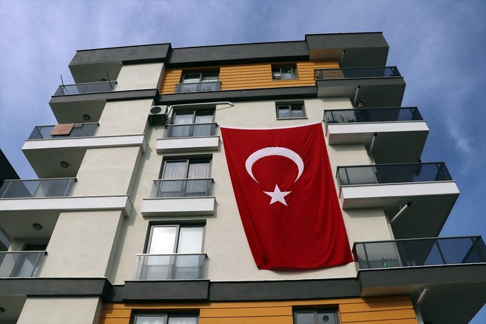 Türk bayrağını gören çocuklar İstiklal Marşı'nı okudu