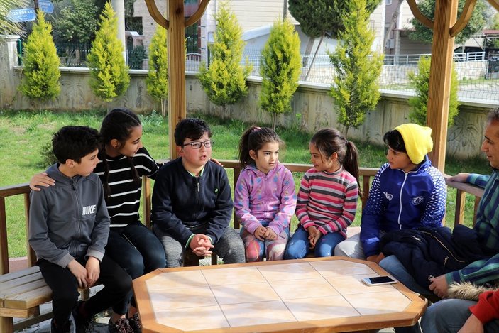 Türk bayrağını gören çocuklar İstiklal Marşı'nı okudu
