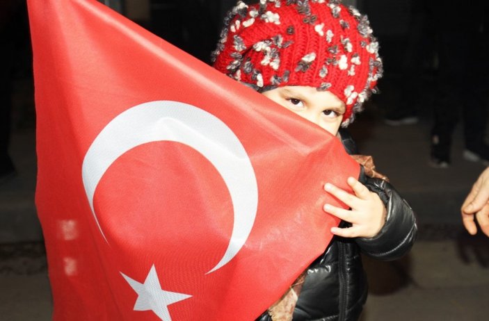 Kırıkkale'de Türk bayrağını alan sokağa koştu