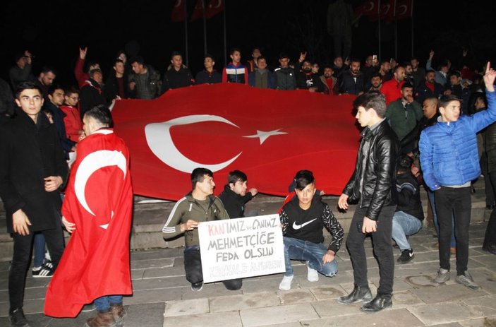 Kırıkkale'de Türk bayrağını alan sokağa koştu