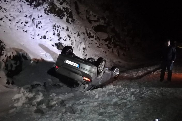 Gümüşhane'de dağ geçidinde araç takla attı: 3 yaralı