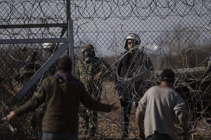 Yunan güçleri ile mülteciler arasında çatışma