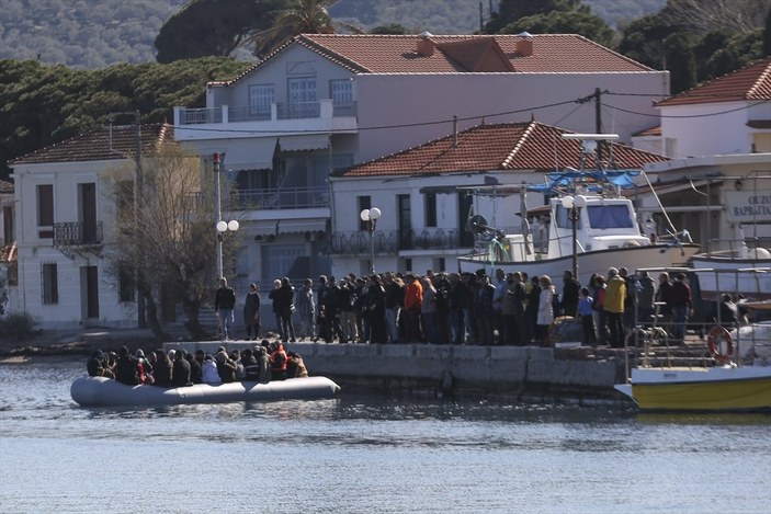 Yunanlar mültecilerin karaya çıkmasını engelliyor