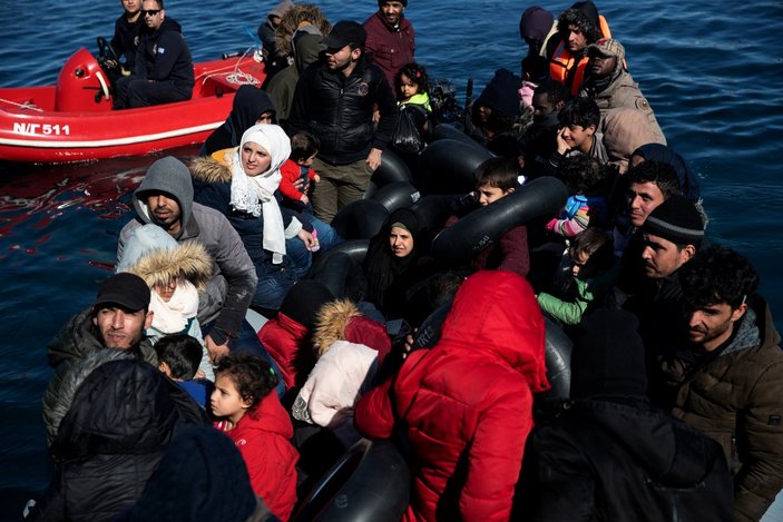Yunanlar mültecilerin karaya çıkmasını engelliyor