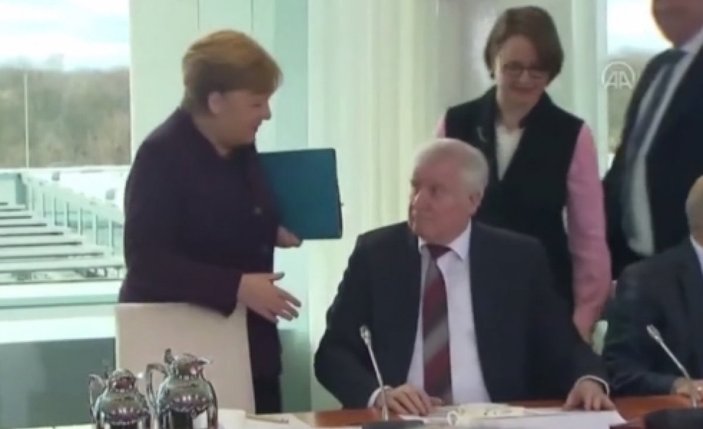 Koronavirüs yüzünden Merkel'in eli havada kaldı