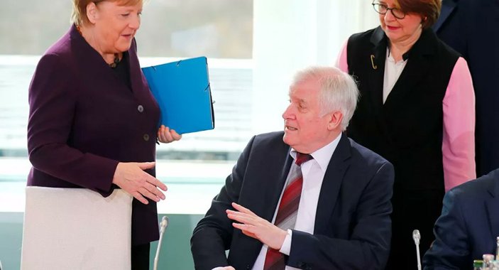 Koronavirüs yüzünden Merkel'in eli havada kaldı