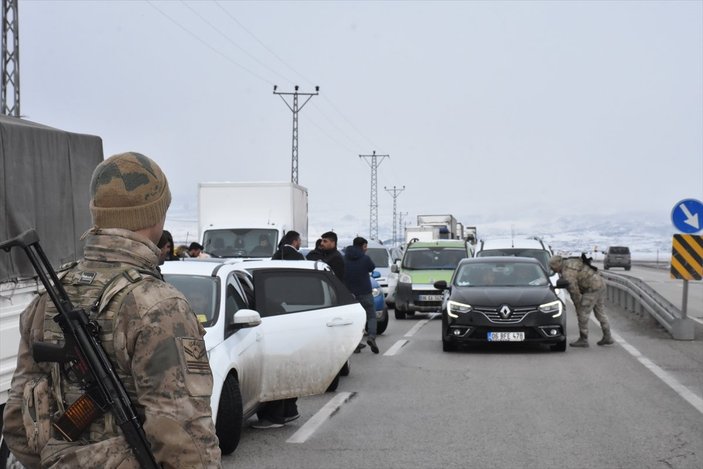 Ağrı'da gümrük müdürlüğü aracına roketli saldırı