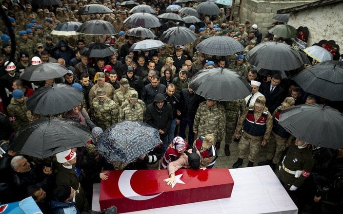 Cenazede askere şemsiye tutan kadın konuştu