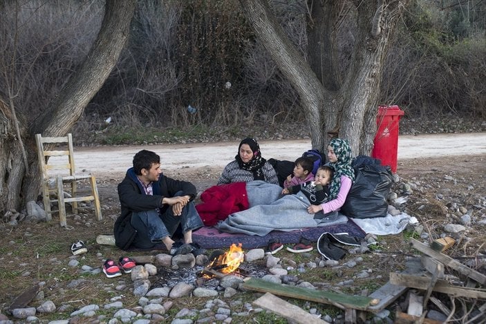 Midilli'de göçmenler sahilde sabahlıyor
