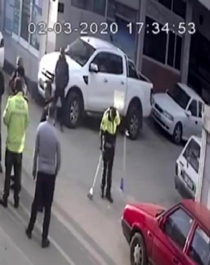 Adana'da trafik polisi kazanın ardından yolu süpürdü