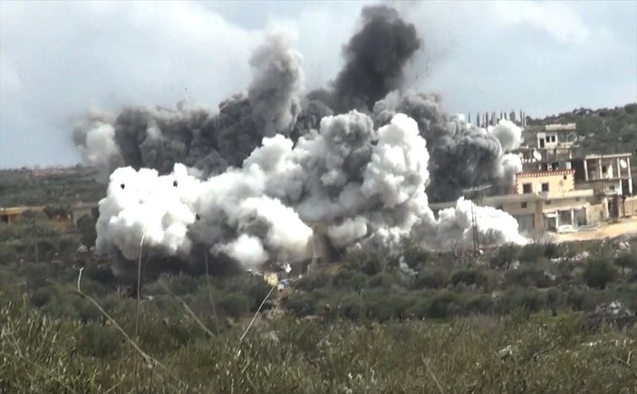 Rus uçakları İdlib'de sivilleri vurdu: 9 ölü