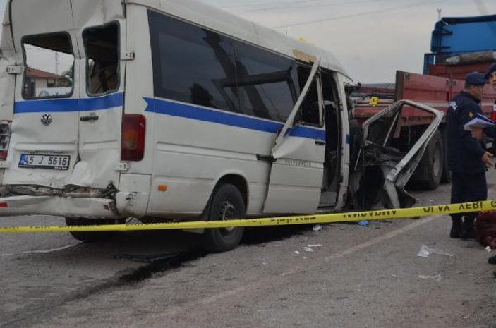 Manisa'da servis midibüsü ve 2 tır çarpıştı: 2 ölü