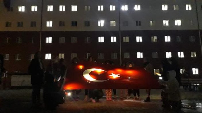 Kars'ta yaşayan öğrencilerden Mehmetçik'e ışıklı destek