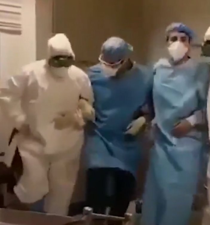 İran'da sağlık çalışanları dans ederek stres atıyor