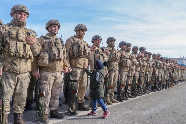 Van'da komandolar Suriye’ye uğurlandı