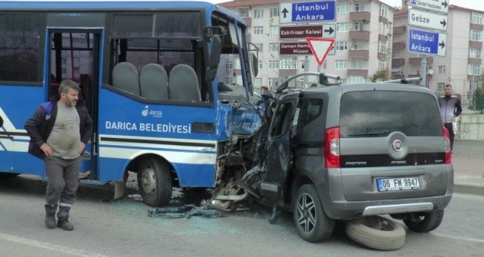 Kocaeli'de öğrenci minibüsü ile araç çarpıştı: 27 yaralı