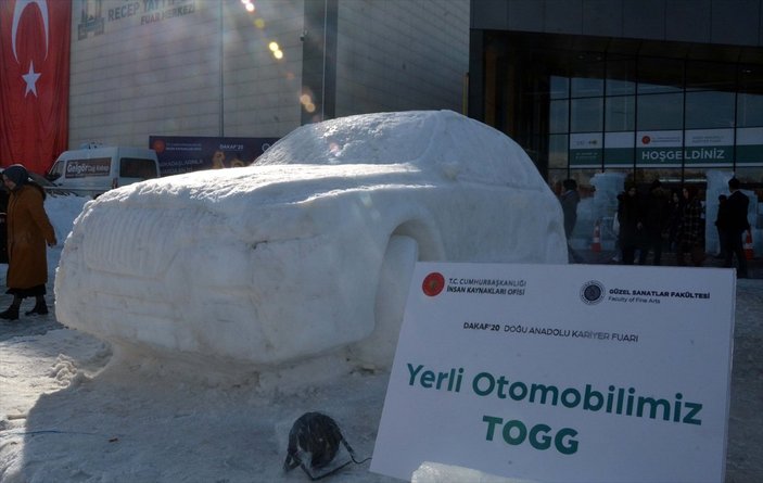 Erzurum'da yerli otomobilin kardan heykeli yapıldı