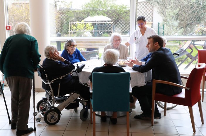 Macron: Yaşlıları ziyaretten kaçının