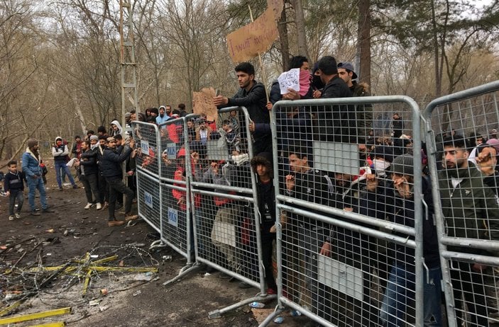 Sığınmacılara bildiri dağıtan İsveçli sınır dışı edildi