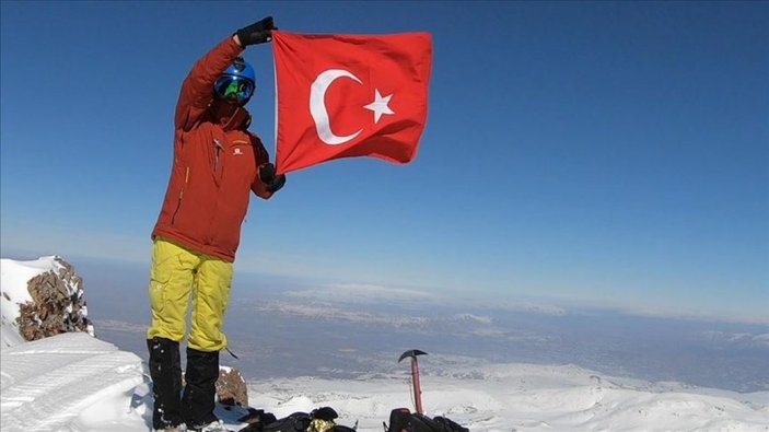 12 saatte tırmandığı Erciyes'ten kayarak 15 dakikada indi