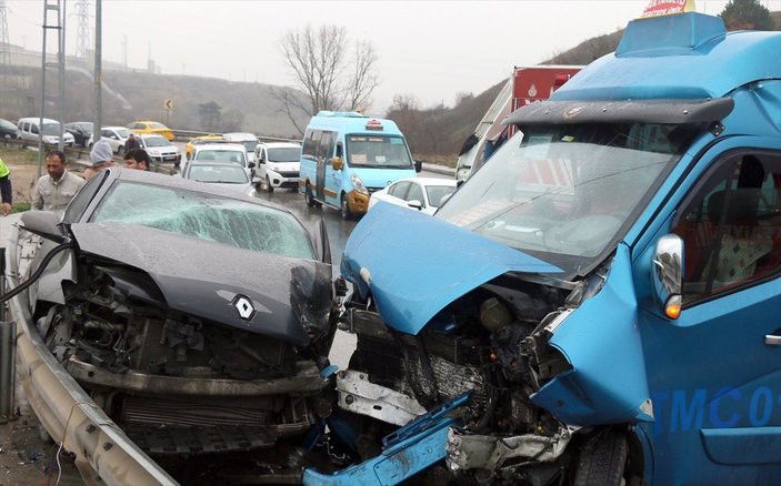 Sancaktepe'de minibüs ile otomobil çarpıştı: 10 yaralı