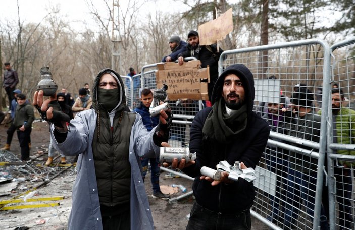 Yunan polisinin göz yaşartıcı bomba stokları bitiyor
