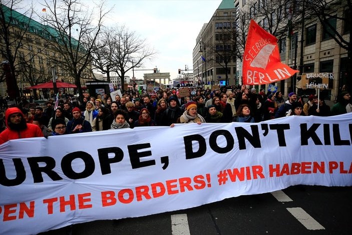 Almanya'da binlerce kişi, sığınmacılar için yürüdü