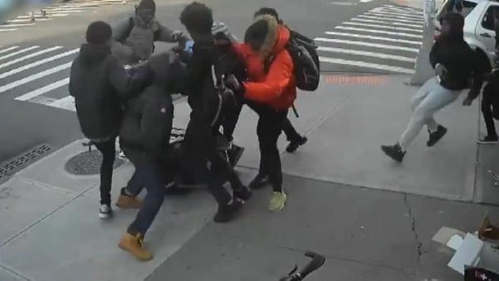 New York'ta genç kıza 20 kişi saldırdı