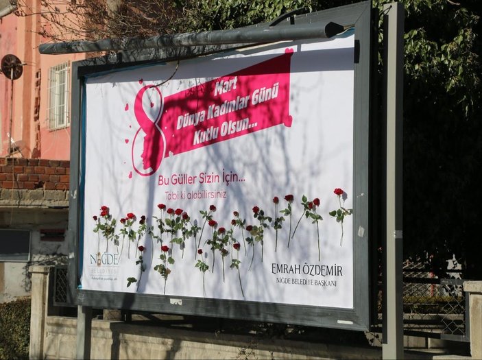 Niğde'de reklam panoları güllerle süslendi