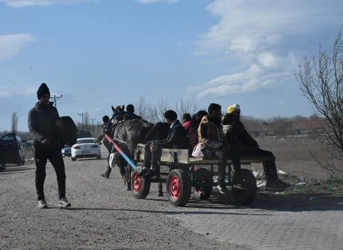 Mültecilerin at arabalarıyla market alışverişi