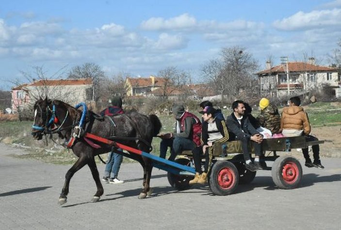 Mültecilerin at arabalarıyla market alışverişi