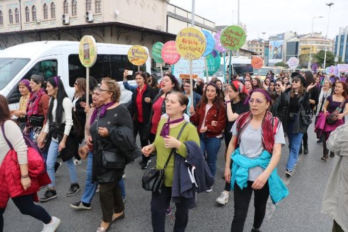 Kadınlar, Dünya Kadınlar Günü için Kadıköy'de toplandı