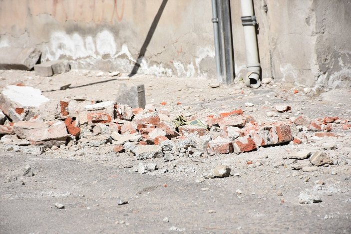 Malatya'da sırtını duvara yaslayan kadın düşerek öldü