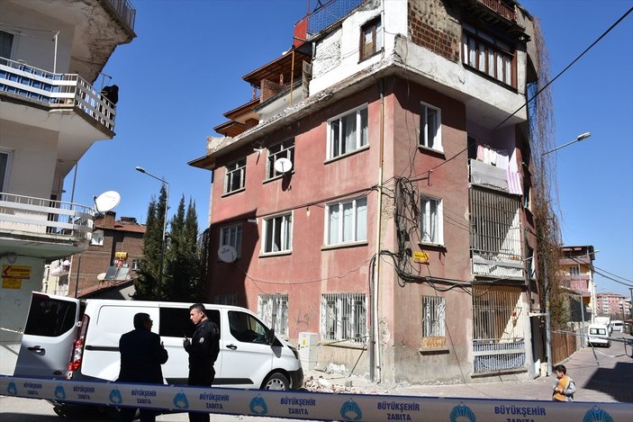 Malatya'da sırtını duvara yaslayan kadın düşerek öldü
