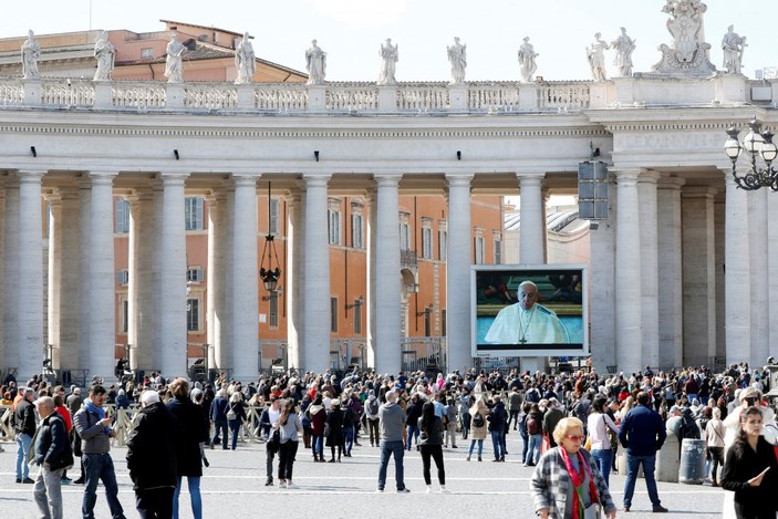Papa, pazar duasını canlı yayın ile gerçekleştirdi