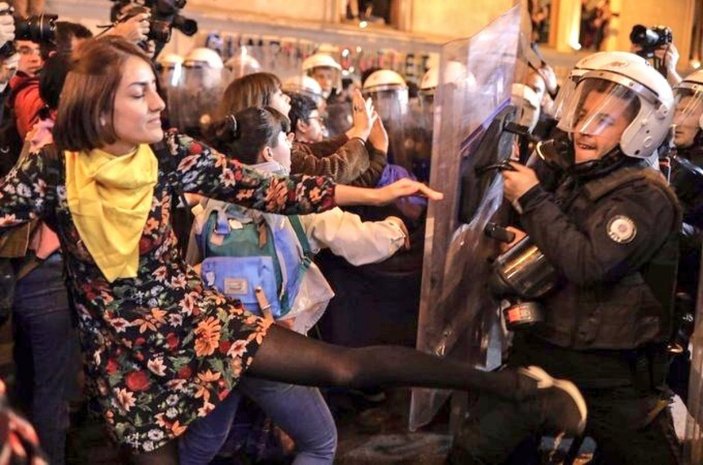 Taksim'de terörist posteri açıp polise saldırdılar