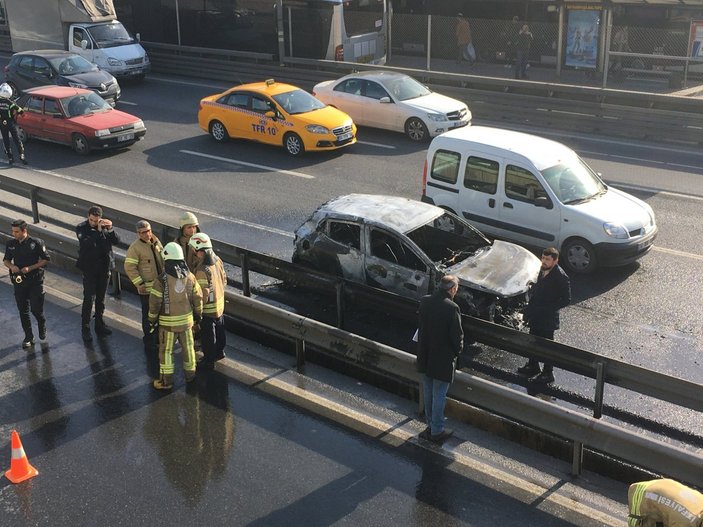 Bayrampaşa'da seyir halinde araç alev aldı