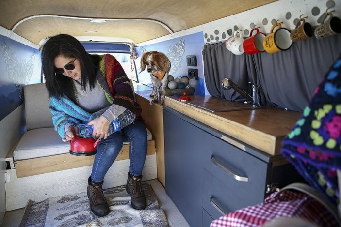 Karavan-minibüsüyle hayalindeki Türkiye gezisini yaşıyor
