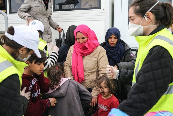 Türkiye'den sınırdaki sığınmacılara yardım eli
