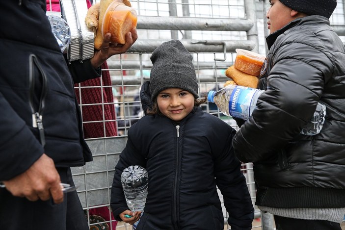 Türkiye'den sınırdaki sığınmacılara yardım eli