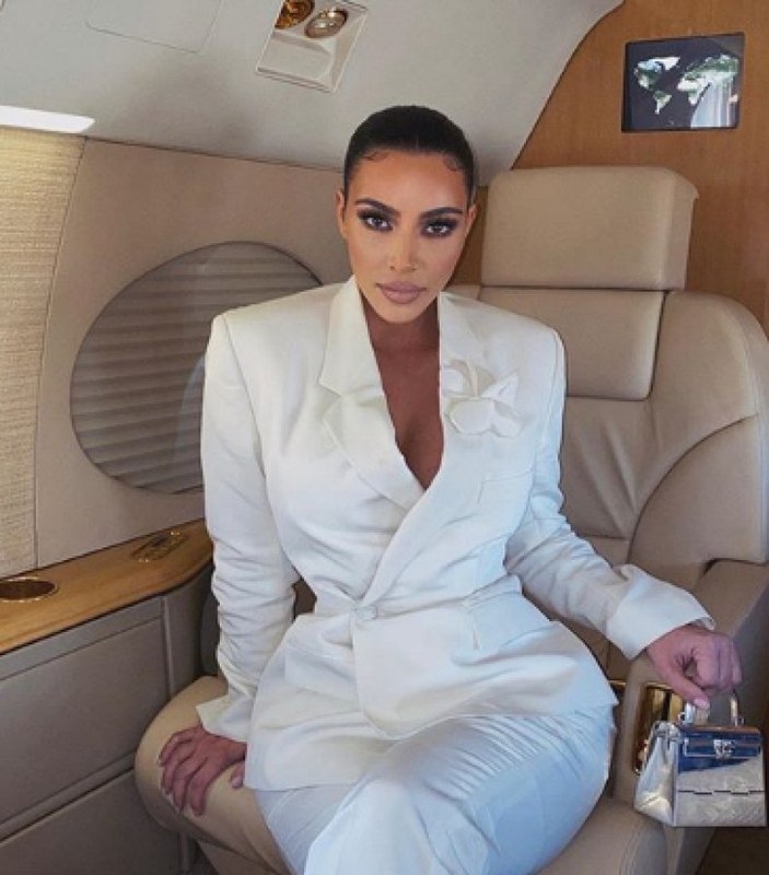 Kim Kardashian'ın seçtiği kıyafet alay konusu oldu
