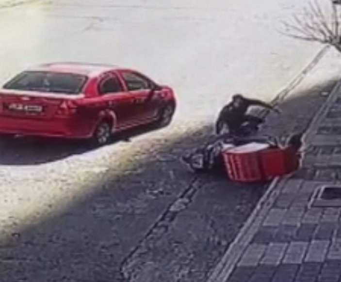 Ümraniye'de otomobil, motosikletliye çarptı